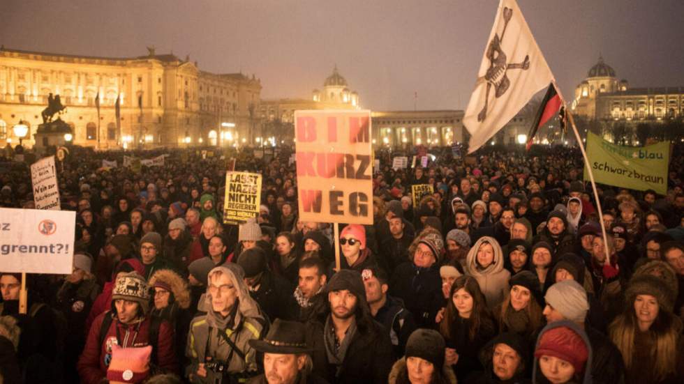 Des dizaines de milliers d'Autrichiens manifestent contre l'extrême droite au gouvernement