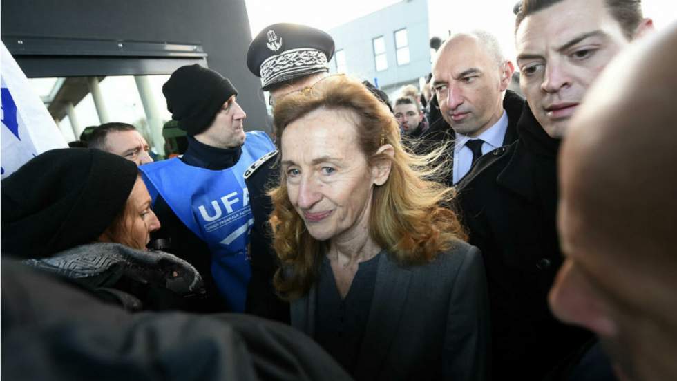 Nicole Belloubet tente d'apaiser la colère des gardiens de prison à Vendin-le-Vieil Nicole Belloubet tente d'apaiser la colère des gardiens de prison à Vendin-le-Vieil