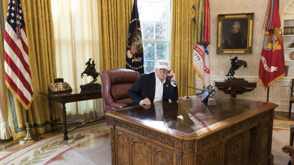 Y’a pas comme un souci sur cette photo du bureau de Donald Trump ?