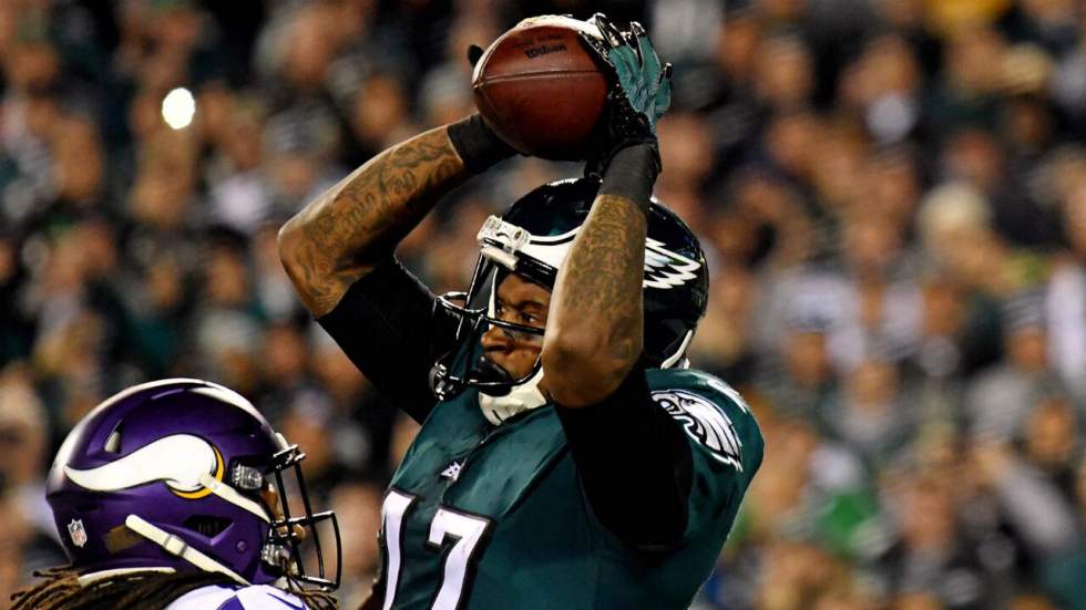 Philadelphie avait graissé ses lampadaires pour dissuader les supporters des Eagles d’y grimper, mais ça n’a pas suffi Philadelphie avait graissé ses lampadaires pour dissuader les supporters des Eagles d’y grimper, mais ça n’a pas suffi