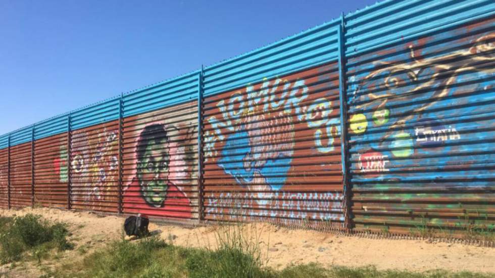 Un collectif de street art transforme le mur entre les États-Unis et le Mexique en œuvre d'art