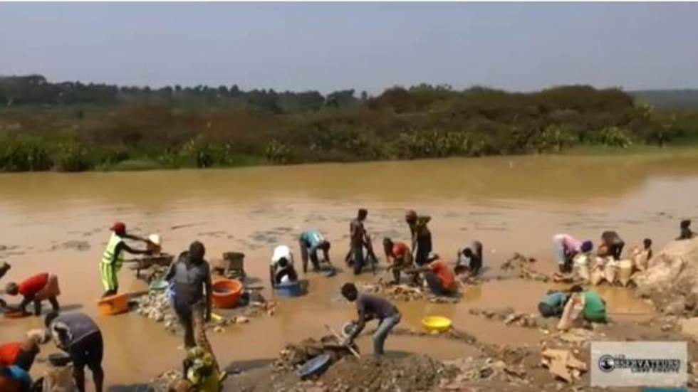 Dans les mines d'or de l'est du Cameroun, tensions entre exploitants chinois et mineurs locaux