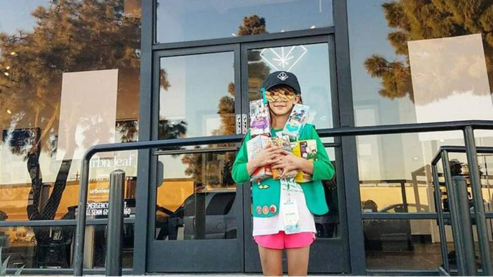 Une scout écoule plus de 300 boîtes de cookies en se plaçant à la sortie d'une boutique spécialisée dans le cannabis Une scout écoule plus de 300 boîtes de cookies en se plaçant à la sortie d'une boutique spécialisée dans le cannabis