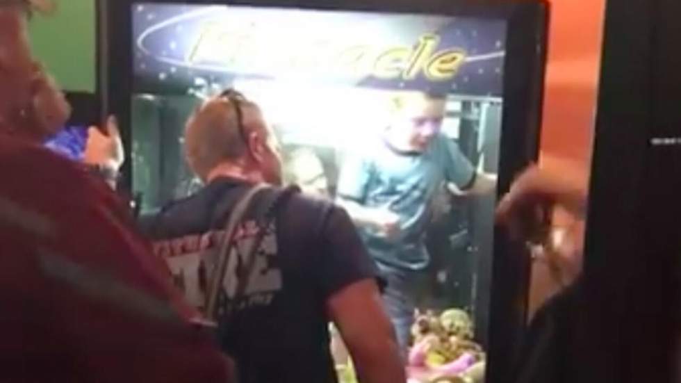 Un enfant s’est retrouvé coincé dans une machine à pinces, et on aimerait avoir des explications Un enfant s’est retrouvé coincé dans une machine à pinces, et on aimerait avoir des explications