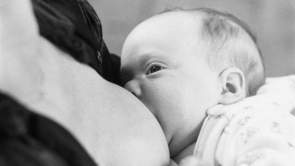 Aux États-Unis, une femme transgenre a pu allaiter son bébé grâce à un traitement expérimental Aux États-Unis, une femme transgenre a pu allaiter son bébé grâce à un traitement expérimental