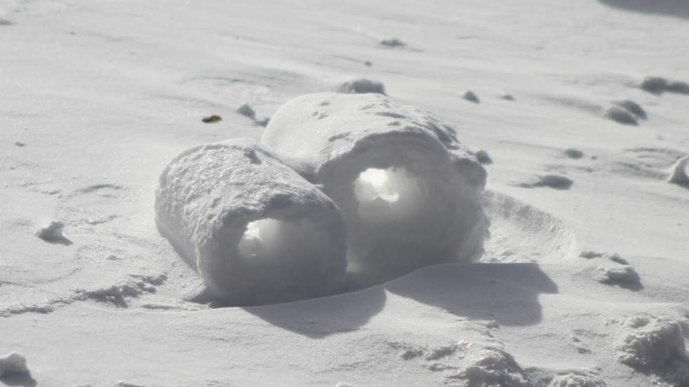 Les rouleaux de neige, ces étranges cylindres glacés qui dévalent des pentes des montagnes Les rouleaux de neige, ces étranges cylindres glacés qui dévalent des pentes des montagnes