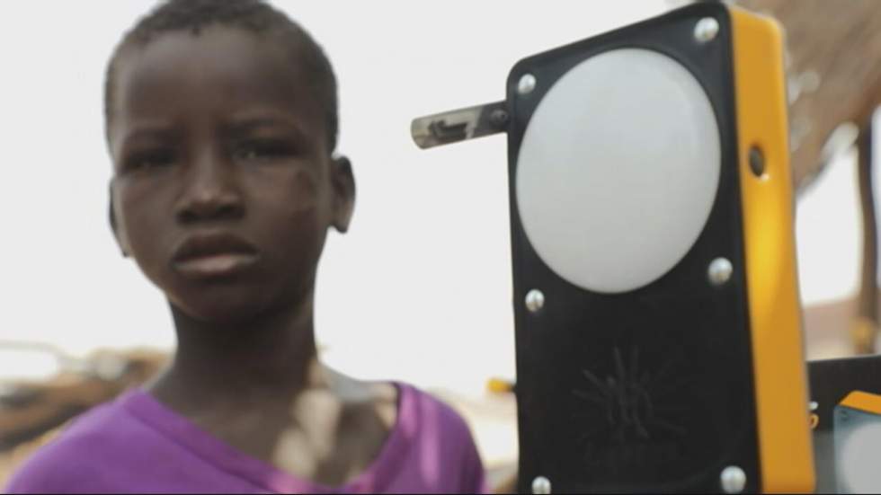 Burkina Faso : le succès des lampes solaires dans une région assoiffée de lumière