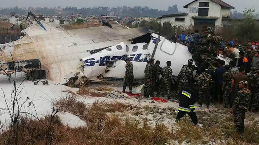 Népal : un avion bangladais s'écrase à Katmandou avec 71 personnes à bord Népal : un avion bangladais s'écrase à Katmandou avec 71 personnes à bord