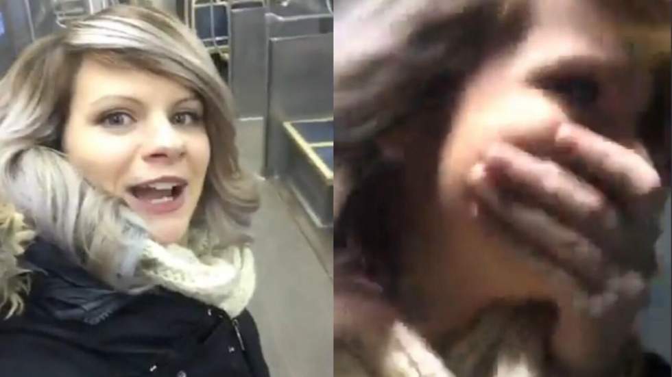 Elle se retrouve seule dans un wagon de métro, se met à chanter très fort, réalise en fait qu'il y a quelqu’un