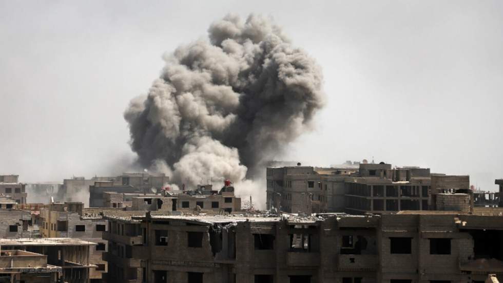 Des rebelles et des civils quittent la Ghouta orientale, toujours bombardée Des rebelles et des civils quittent la Ghouta orientale, toujours bombardée