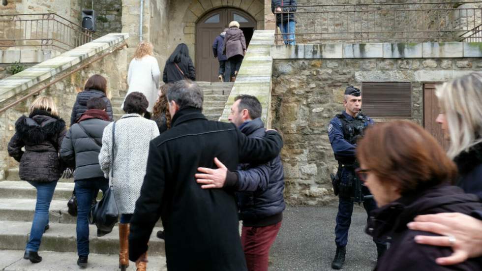 "Stop à la violence" : après les attaques, Trèbes se recueille à la mémoire des victimes