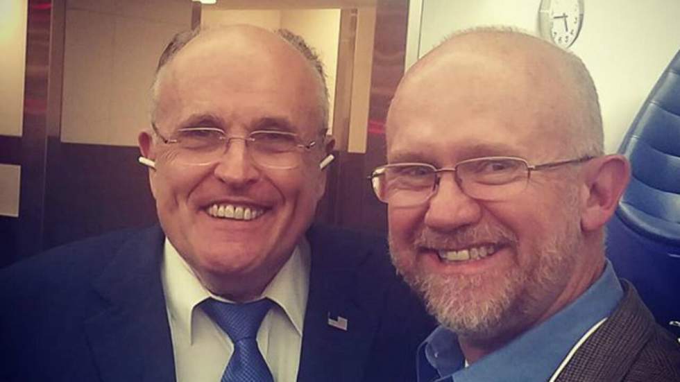 Rudy Giuliani ne sait pas mettre des AirPods et ça fait beaucoup marrer Internet
