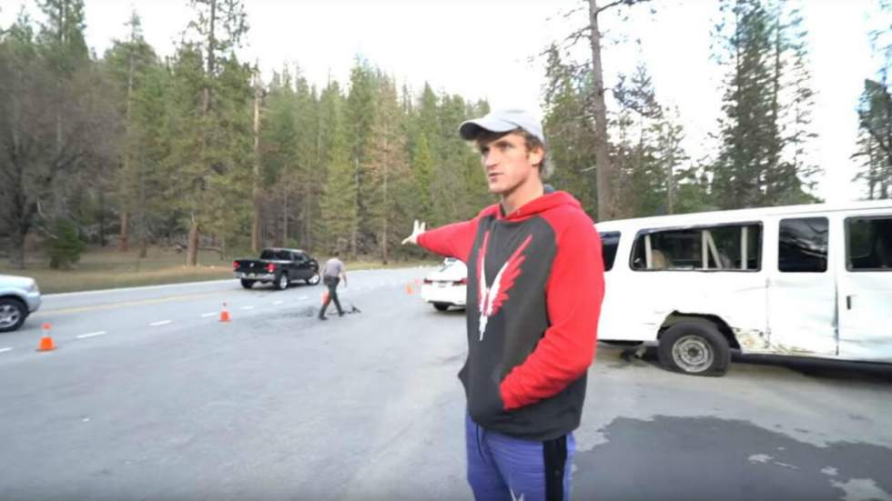 Logan Paul fait à nouveau dans le macabre en se filmant sur les lieux d'un accident de voiture