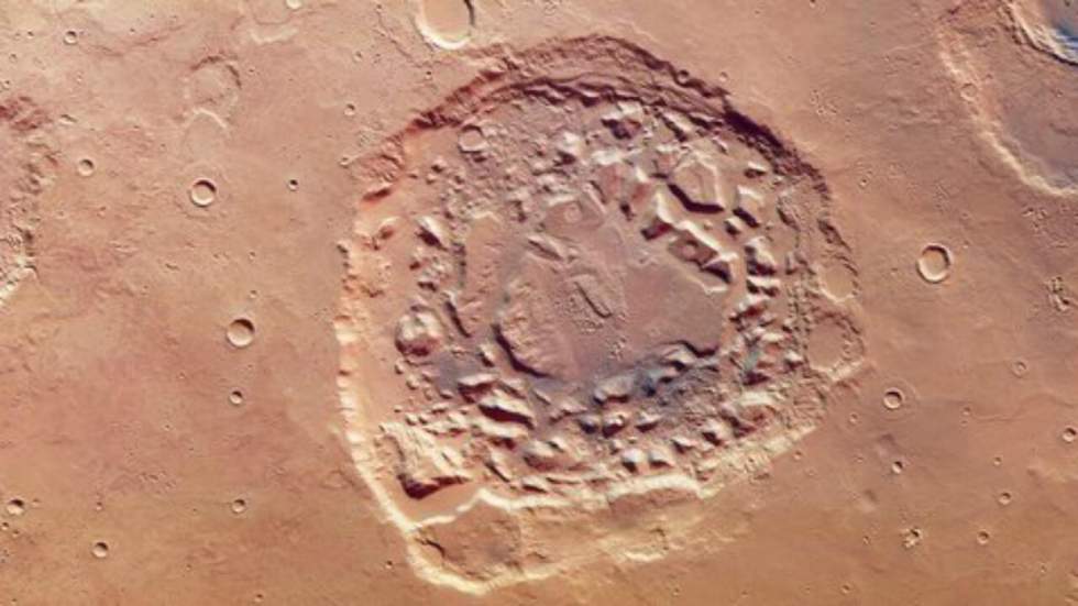 Ismenia Patera, le mystérieux cratère de la planète Mars Ismenia Patera, le mystérieux cratère de la planète Mars