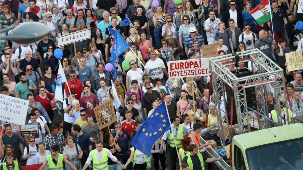 Des dizaines de milliers de manifestants hongrois protestent contre la politique autoritaire d'Orban