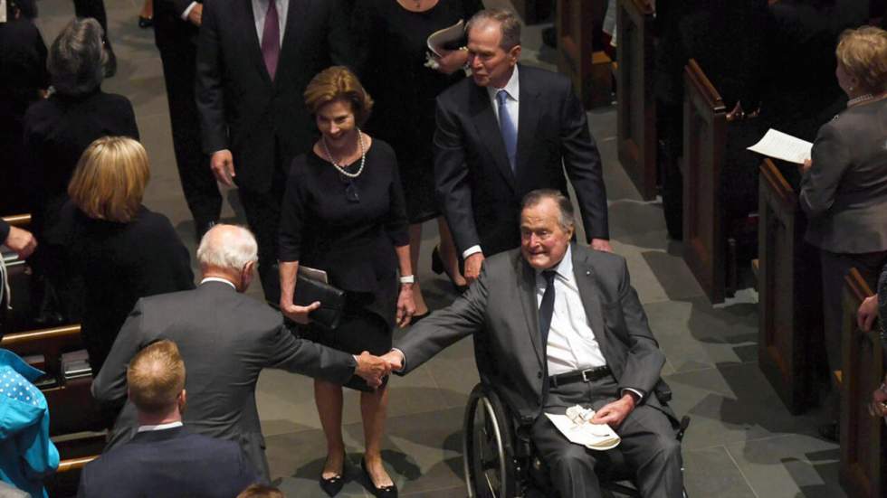 L'ex-président George Bush hospitalisé au lendemain des obsèques de sa femme