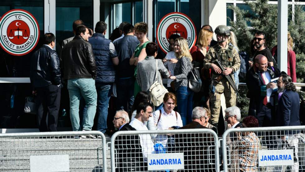 Plusieurs journalistes de Cumhuriyet condamnés à des peines de prison en Turquie Plusieurs journalistes de Cumhuriyet condamnés à des peines de prison en Turquie
