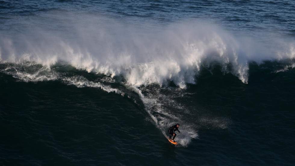 Au Portugal, un Brésilien bat le record de la plus grande vague jamais surfée