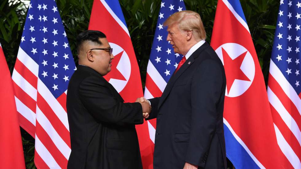 Donald Trump a souri, serré la main de Kim Jong-un avant de lui taper dans le dos