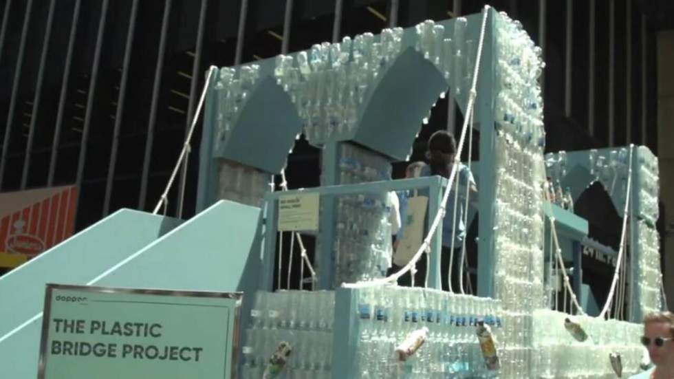 Une artiste crée une réplique du pont de Brooklyn à l'aide de bouteilles en plastique Une artiste crée une réplique du pont de Brooklyn à l'aide de bouteilles en plastique