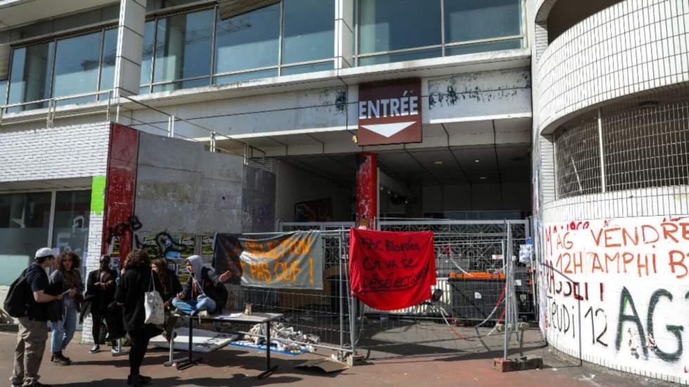 France : des migrants évacués d'un bâtiment de l'université Paris-8 à Saint-Denis