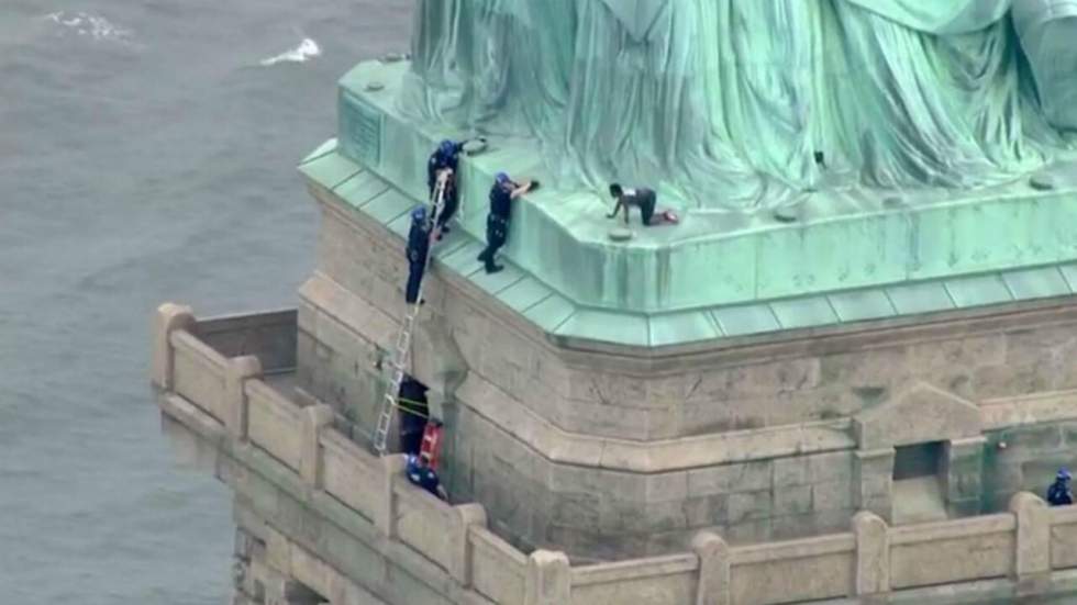 À New York, elle escalade la statue de la Liberté pour dénoncer la séparation des enfants immigrés