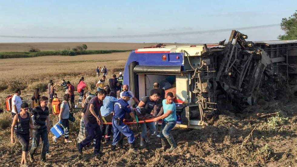 Plusieurs morts et des dizaines de blessés dans le déraillement d'un train en Turquie