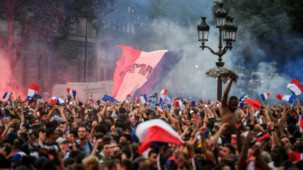 "On est en finale !", scandent les supporters dans les rues de Paris "On est en finale !", scandent les supporters dans les rues de Paris