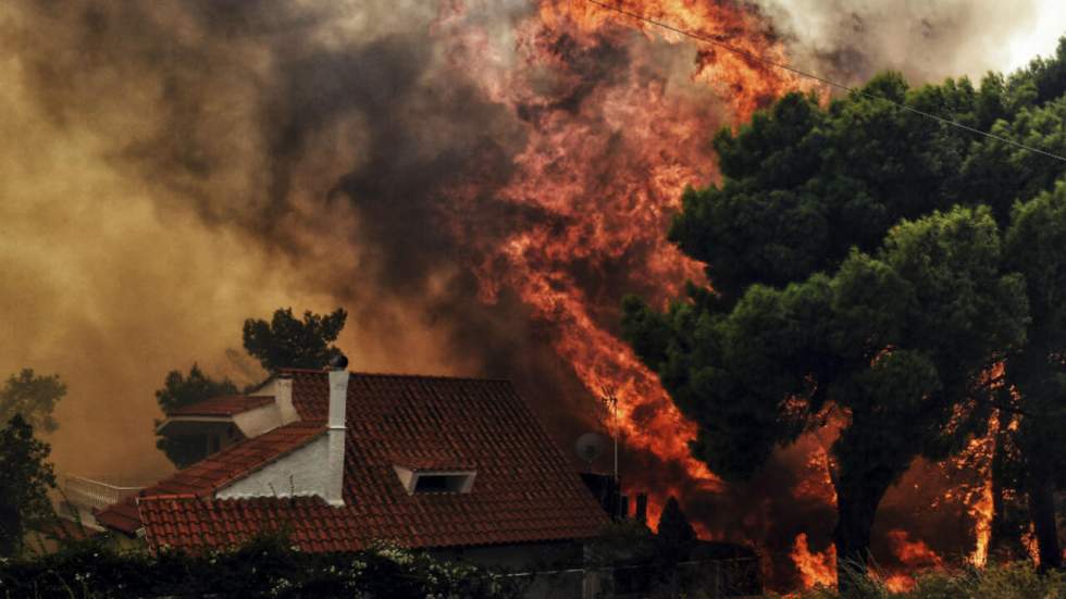 Incendies en Grèce : plus de 70 morts, l'aide internationale s'organise