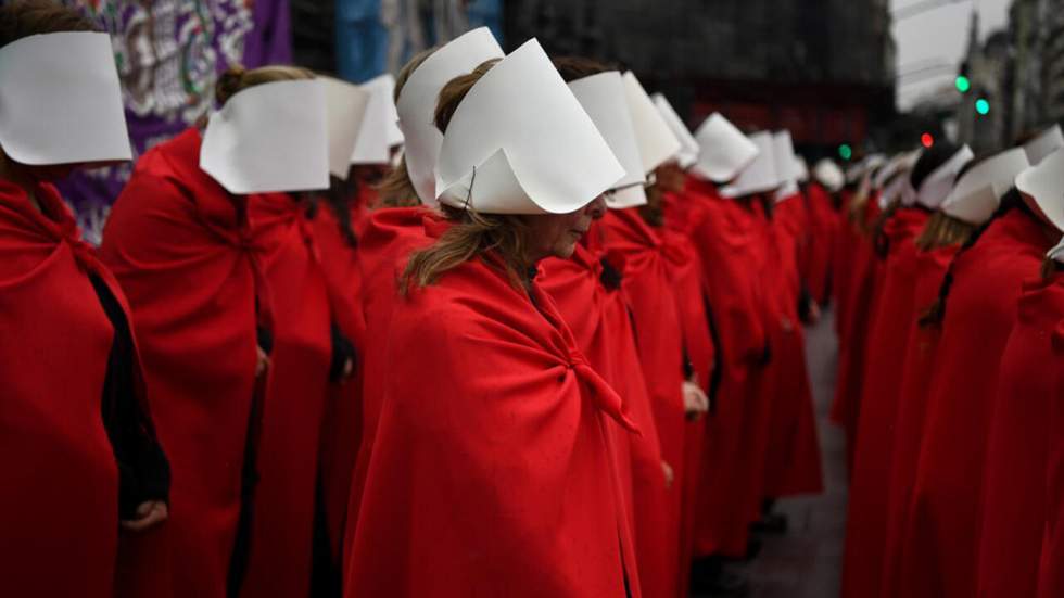 En Argentine, des femmes déguisées en servantes écarlates manifestent pour défendre le droit à l'avortement