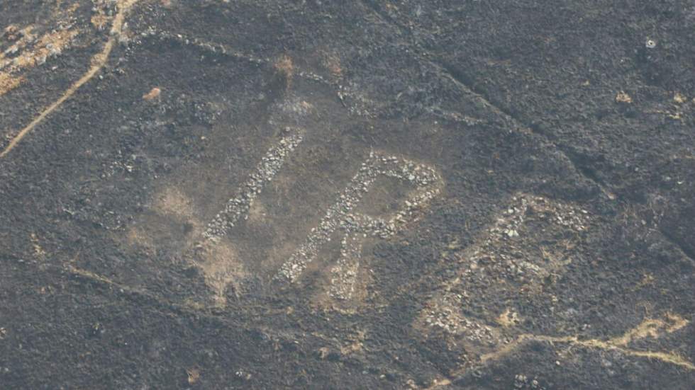 En Irlande, un feu de forêt révèle une inscription géante de la Seconde Guerre mondiale