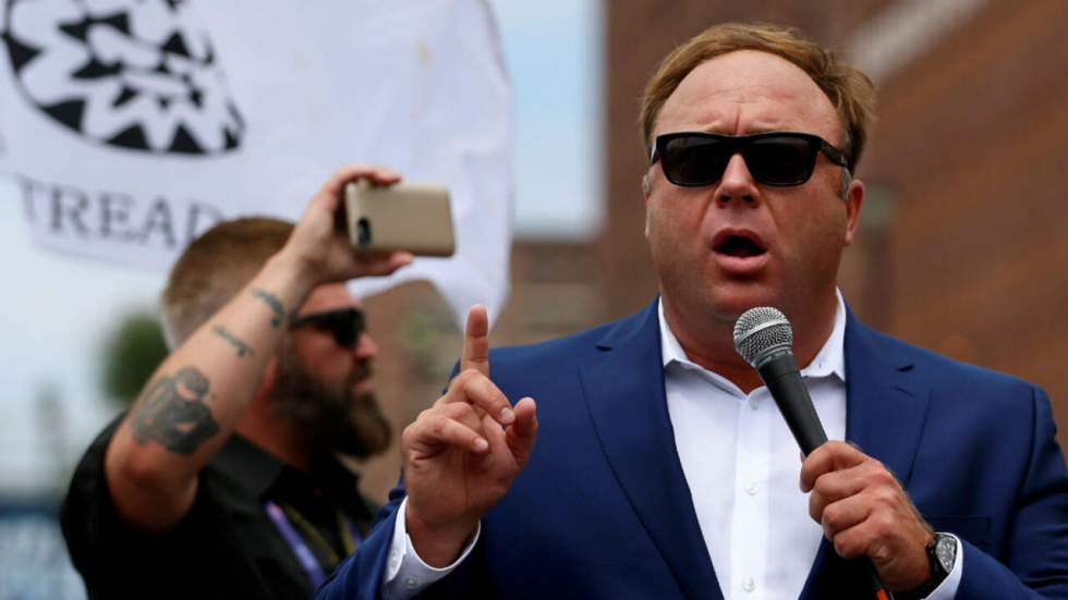 Google, Facebook, Apple vs Alex Jones : la chute du complotiste en chef