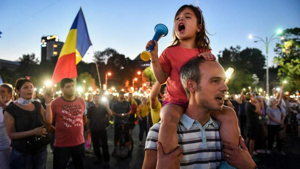 Roumanie : des milliers de manifestants réclament la démission du gouvernement