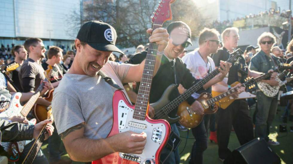 457 guitaristes veulent battre un record du monde, voilà ce que ça donne