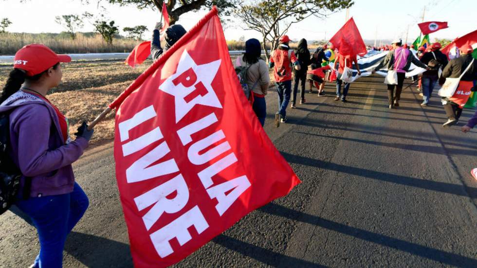 Brésil : marche des pro-Lula pour la validation de la candidature de l'ex-président