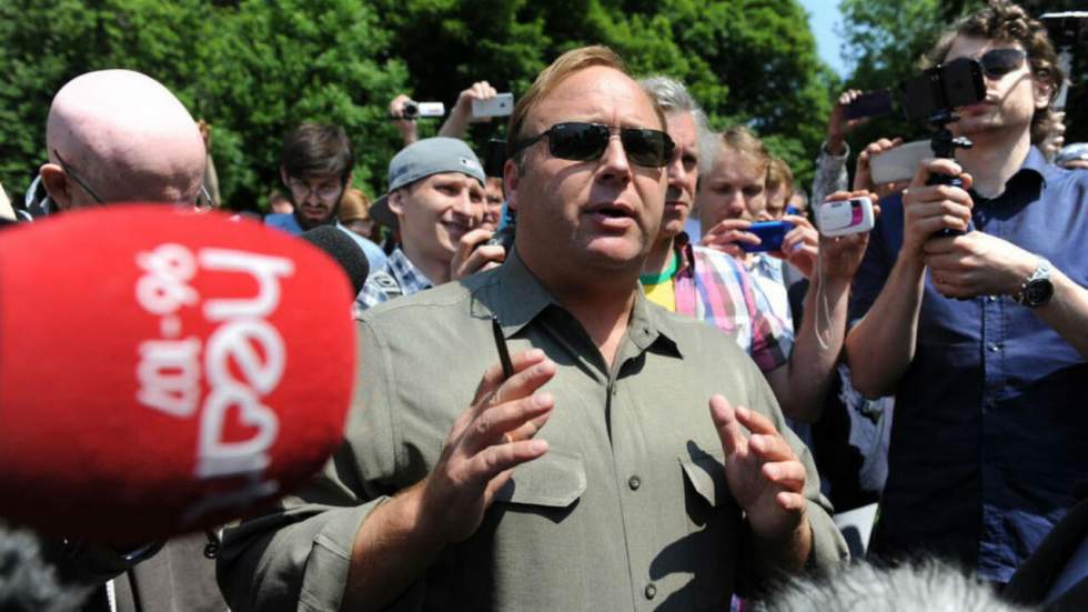 Le complotiste Alex Jones a violé les règles de Twitter, mais le réseau social refuse toujours de le bannir définitivement