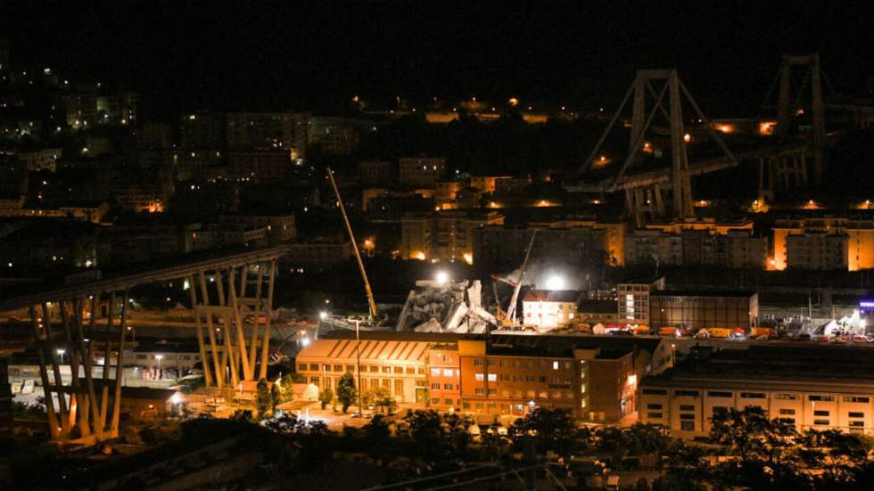 À Gênes, les secours à pied d'œuvre pour retrouver des survivants dans les décombres du viaduc