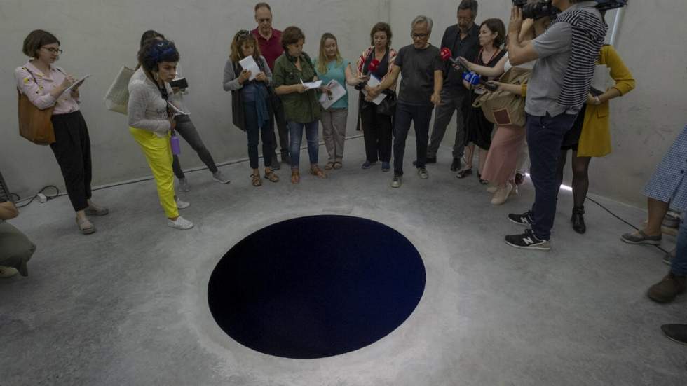 Un homme est tombé dans... une œuvre d'art d'Anish Kapoor