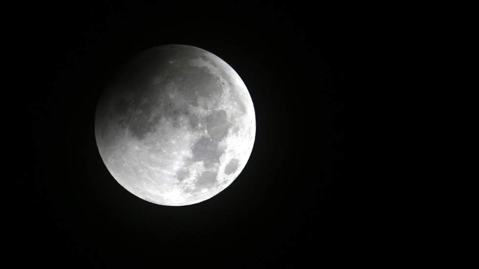 De la glace a été trouvée sur la surface de la Lune