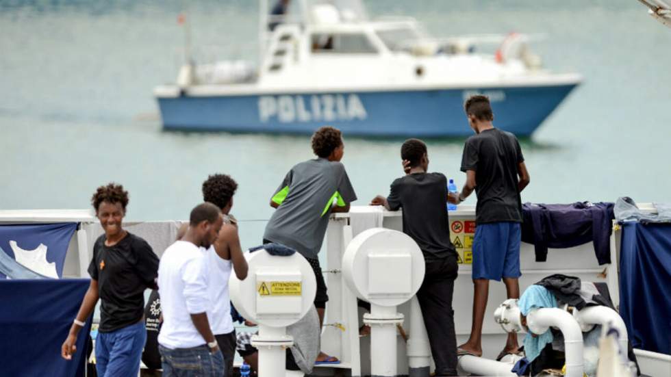 Les migrants du Diciotti débarquent en Sicile, la justice poursuit le ministre Salvini