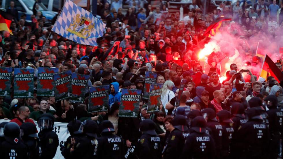 Allemagne : Merkel dénonce les "chasses" aux migrants menées par l'extrême droite