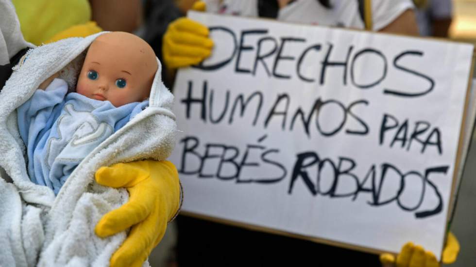 Un ex-gynécologue, jugé dans l'affaire des bébés volés en Espagne, échappe à la condamnation