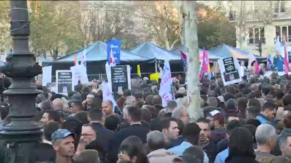 Plusieurs milliers de personnes manifestent à Paris contre les agressions homophobes