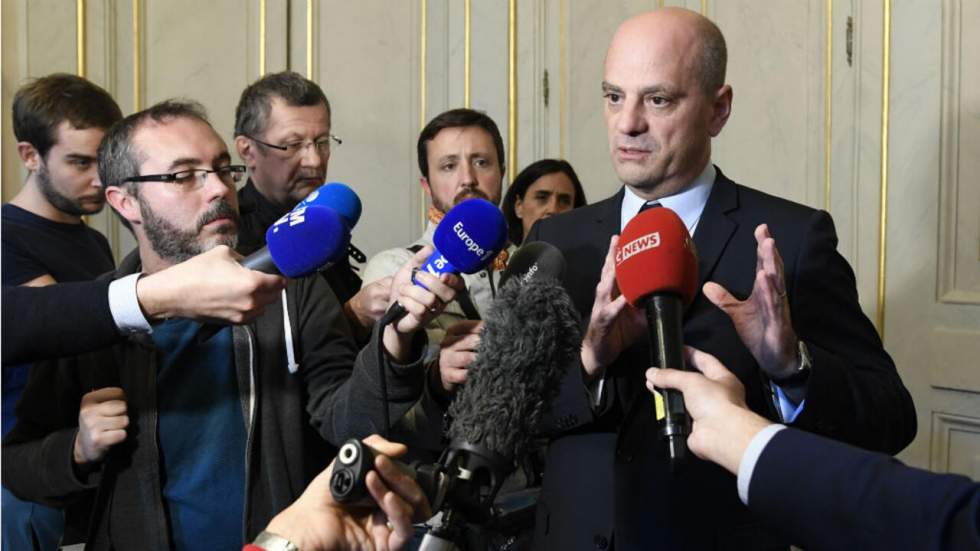 Un lycéen braque sa professeure avec une arme factice, Castaner et Blanquer s'indignent