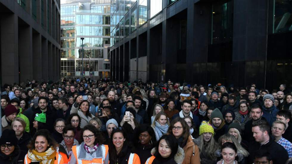 Des centaines d'employés de Google manifestent contre le harcèlement sexuel Des centaines d'employés de Google manifestent contre le harcèlement sexuel