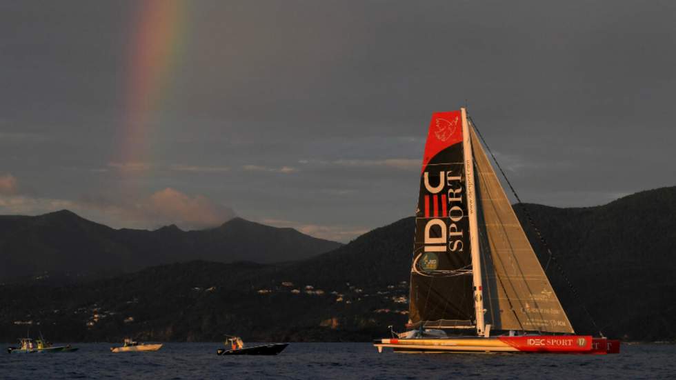 Route du Rhum : le vieux loup de mer Francis Joyon l'emporte face au jeune François Gabart