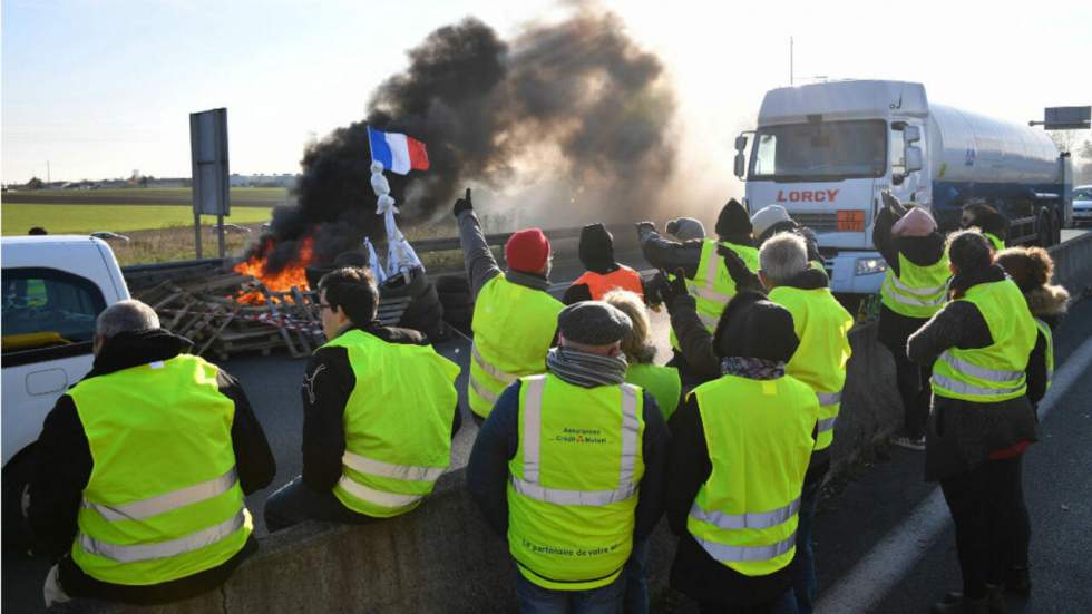 Autoroutes et dépôts pétroliers : les "Gilets jaunes" font durer le mouvement