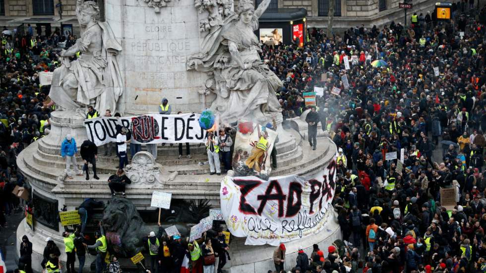 Dans les rues de Paris, les gilets sont verts aussi et marchent pour le climat