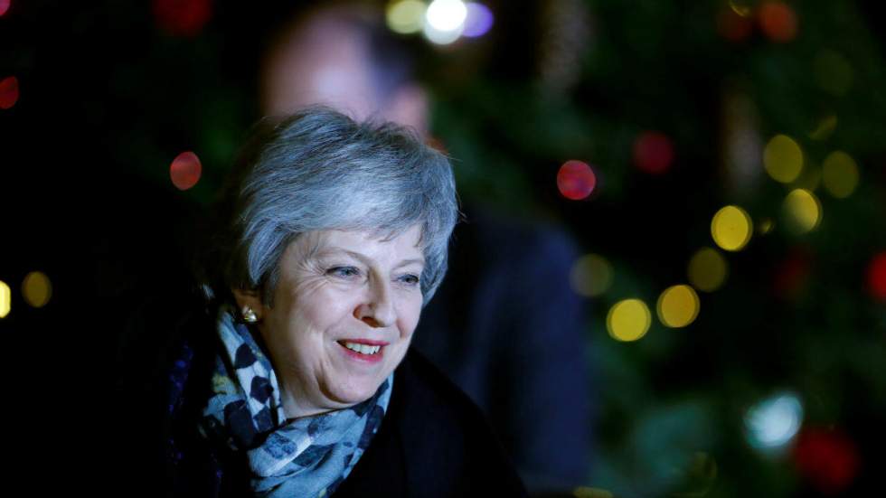Theresa May maintenue par son parti mais toujours aussi contestée au Parlement Theresa May maintenue par son parti mais toujours aussi contestée au Parlement