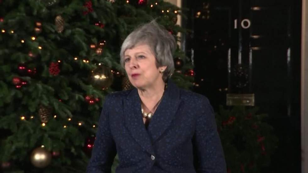 Theresa May maintenue par son parti mais toujours aussi contestée au Parlement Theresa May maintenue par son parti mais toujours aussi contestée au Parlement